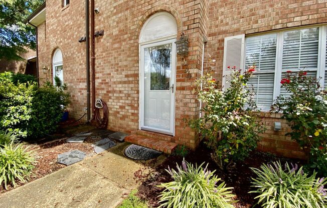 Amazing 3 Bedroom Townhome with Fenced Backyard! Pet Friendly! Ready 08-06-25!