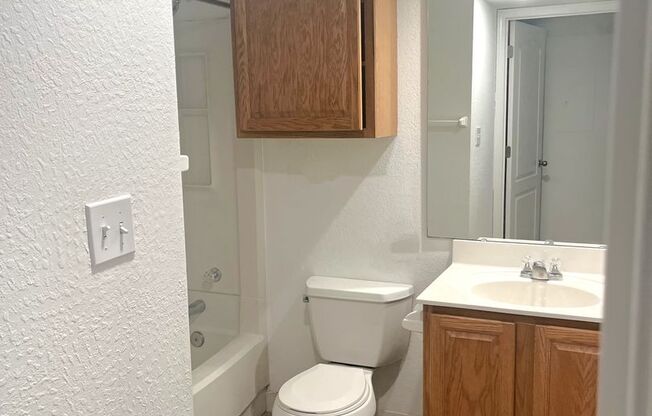 2 beds, 2 baths, 875 sqft, $1,099, Unit 202