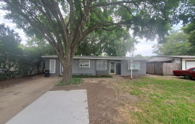 3 bedroom 1.5 bath Mesquite Home!