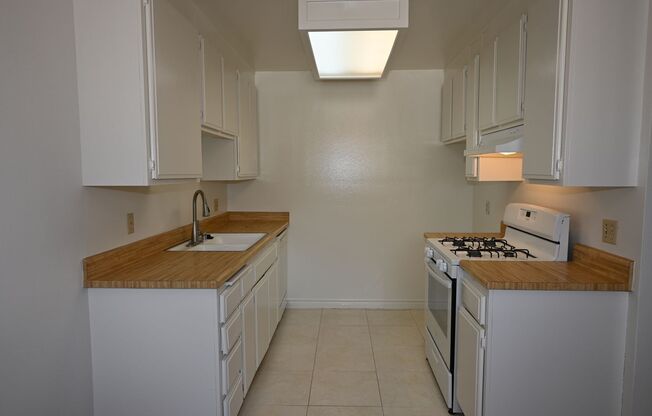 2 beds, 1.5 baths, $2,400, Unit 03