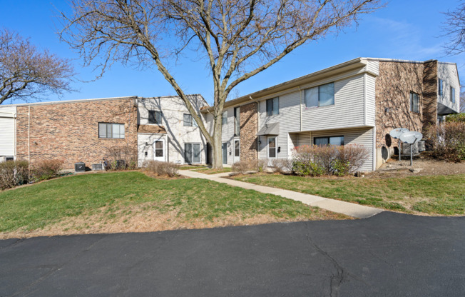 Apartment Buildings | Apartments for Rent in Woodridge, Illinois | The Townhomes at Highcrest