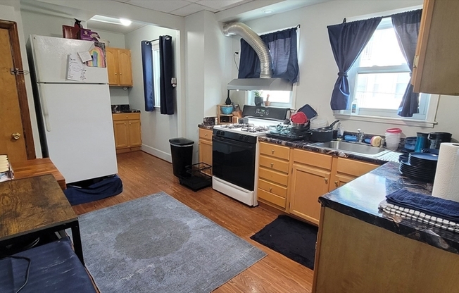 3 beds, 1 bath, 1,300 sqft, $2,700, Unit 2