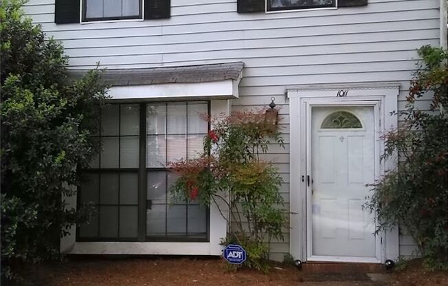 Updated Remodeled Townhome in Prime Smyrna Location! End Unit!