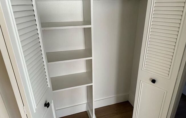 2 beds, 1 bath, $1,900, Unit 206