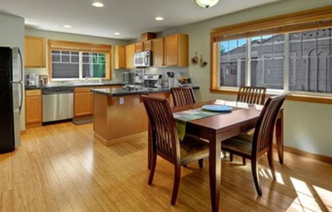 2-bedroom, 2.5-bathroom Licton Springs Townhome!