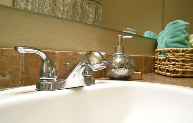 2 beds, 1 bath, 907 sqft, $1,565, Unit 9-206