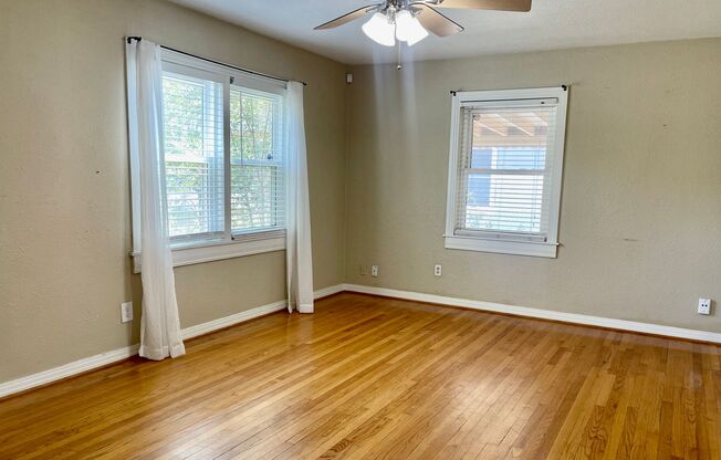 Pre-leasing for Fall! Adorable 2/1 with All Appliances Near Maxey!