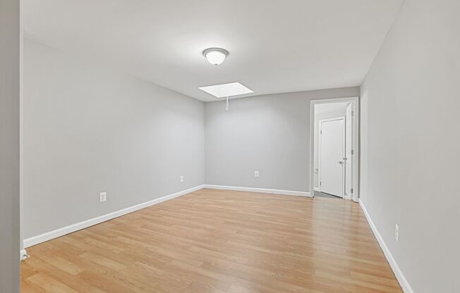 Spacious 4-Bedroom, 1-Bathroom home with Modern Amenities in Downtown Baltimore
