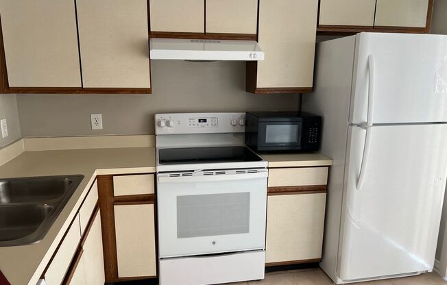 2/2 Villa at Osceola Parkway! Available Now!
