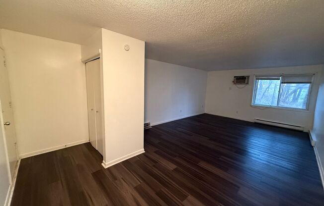 2 beds, 1 bath, 800 sqft, $800, Unit Apt #109