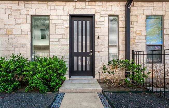 Spacious 3-Story Townhouse With Rooftop Deck Near Downtown