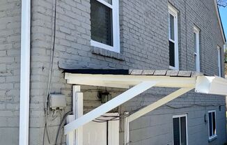 2 beds, 1 bath, 900 sqft, $1,175, Unit "B"