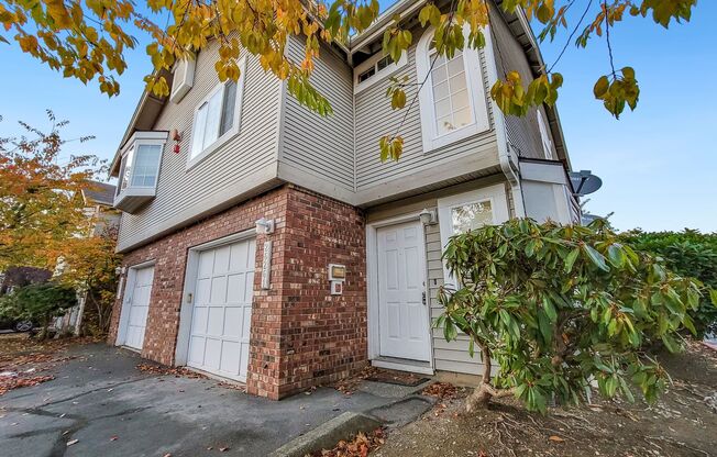 Kent East Hill Townhome with Garage & Patio