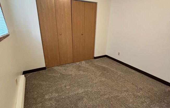 2 beds, 1 bath, $750, Unit 105