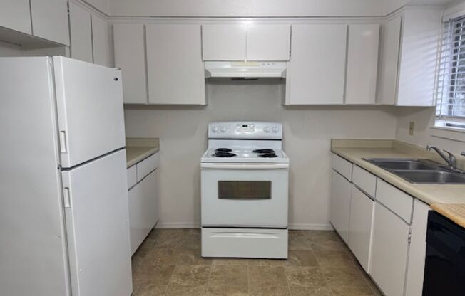 2 beds, 1 bath, 780 sqft, $1,295, Unit 123