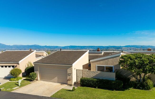 Gorgeously Updated 2 Bedroom Townhome with Amazing Views!