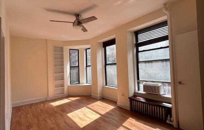 1 bed, 1 bath, $3,800, Unit 4E