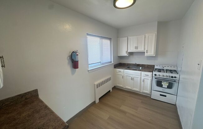2 beds, 1 bath, 850 sqft, $1,675, Unit A-21