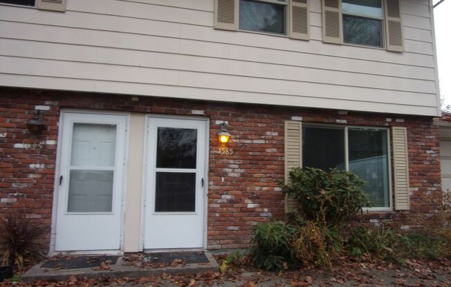 251 - 1585-1595 NW Tyler