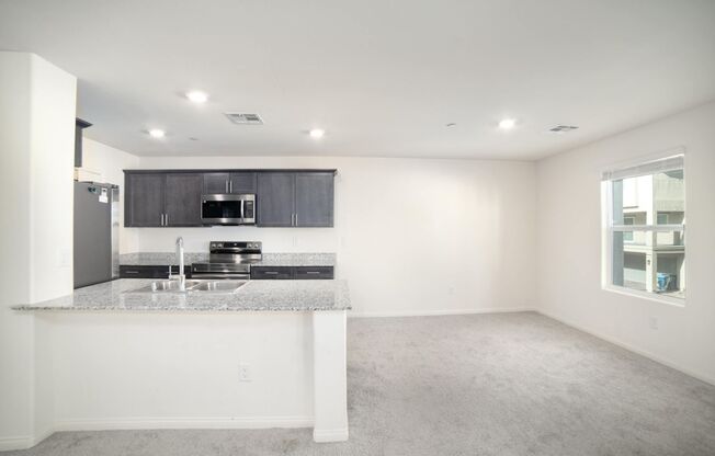 LOVELY 2-BEDROOM 2-BATH PLUS LOFT TOWNHOME IN SPECTACULAR GATED COMMUNITY!!