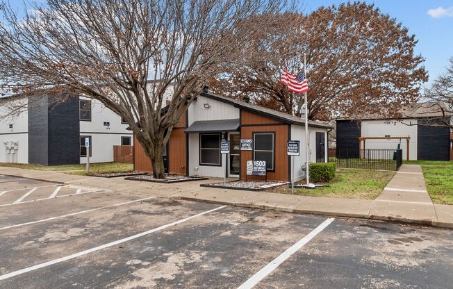 2 beds, 1 bath, 743 sqft, $1,175, Unit 25