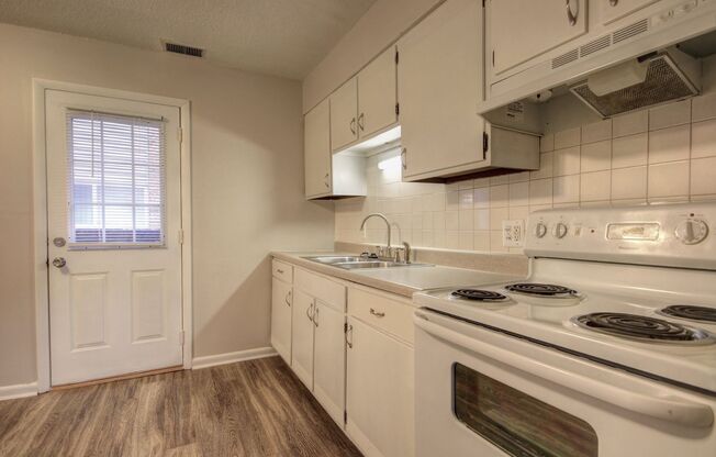 3 beds, 1.5 baths, 1,000 sqft, $1,125, Unit 1527-01