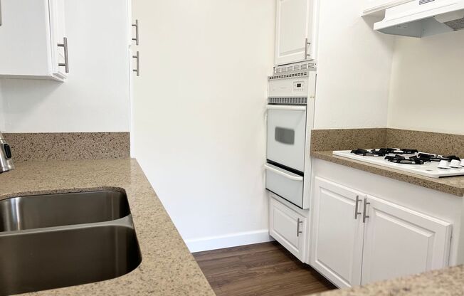 1 bed, 1 bath, $2,100, Unit 2236 1/2