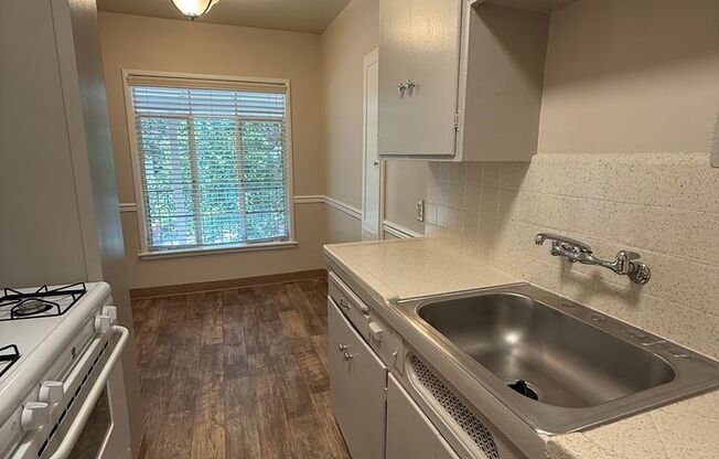 1 bed, 1 bath, $1,600, Unit 12