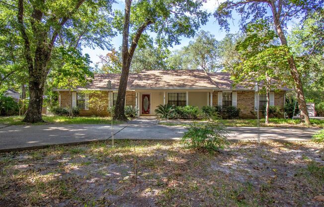 4 Bedroom home on over an Acre in Niceville!