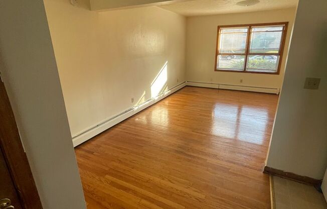 2 beds, 1 bath, 903 sqft, $1,240, Unit C-3