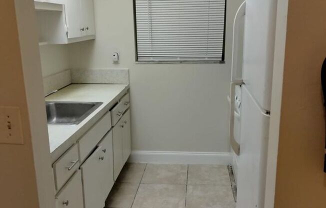 Large 1 Bed 1 Bath in Lauderdale Lakes