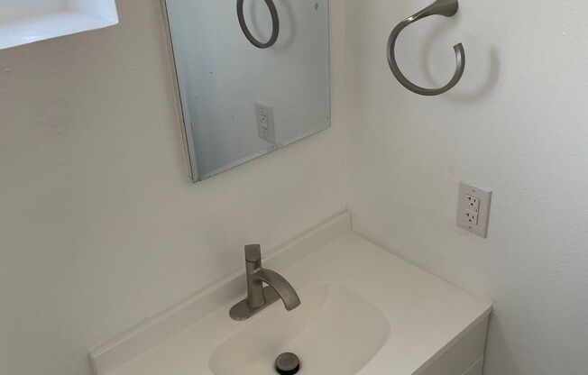 3 beds, 1 bath, 925 sqft, $2,100, Unit H-30 3/1