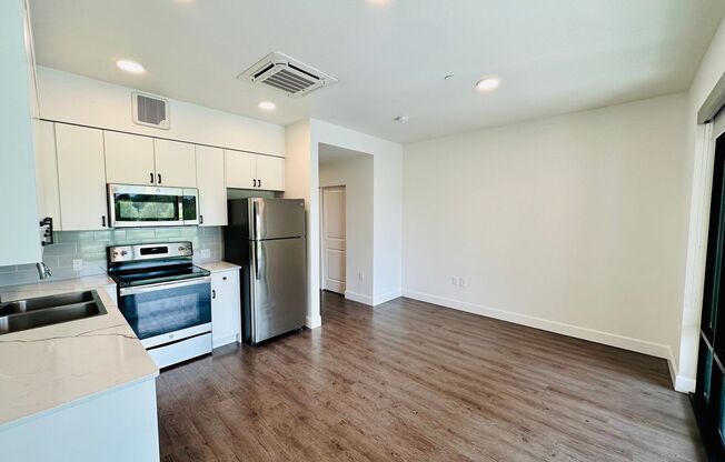 Studio, 1 bath, 346 sqft, $1,395, Unit 410-211