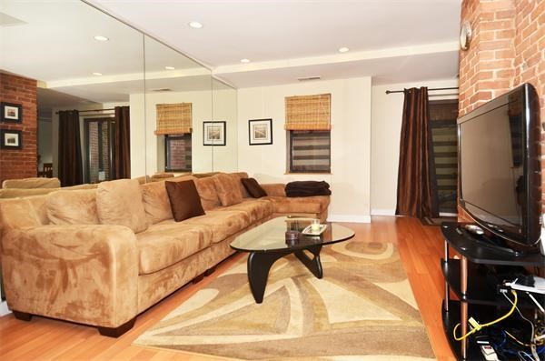 87 GAINSBOROUGH ST