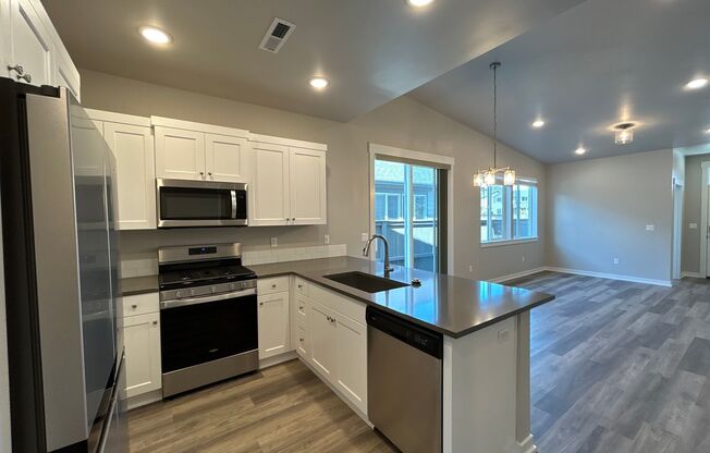 2 beds, 2 baths, 1,089 sqft, $2,295, Unit SFR 927 - 20689