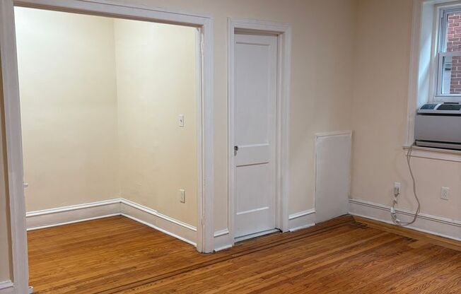 Studio, 1 bath, 380 sqft, $1,060, Unit 1E