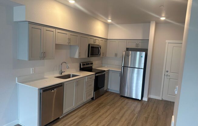 1 bed, 1 bath, 737 sqft, $1,750, Unit 40-204