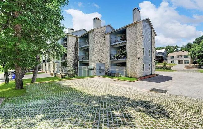 North Campus Condo Near UT – Spacious, Bright & Highly Convenient!