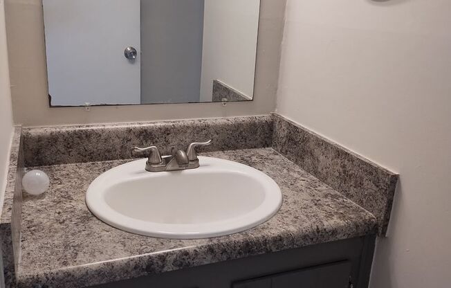 2 beds, 1 bath, 876 sqft, $995, Unit 35