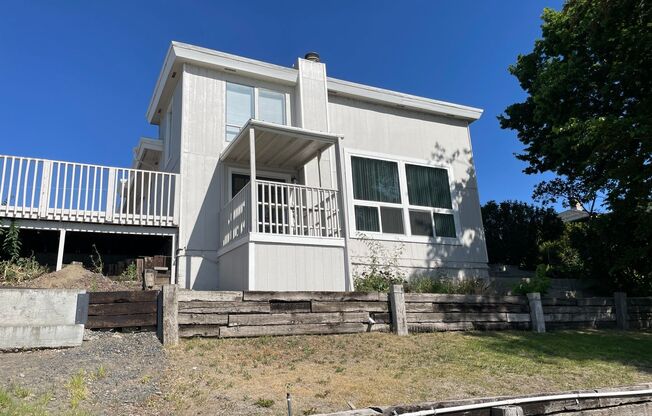 2BR 1BA Duplex On Lake!!