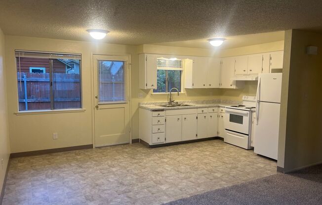 2 beds, 1 bath, $1,295, Unit 4