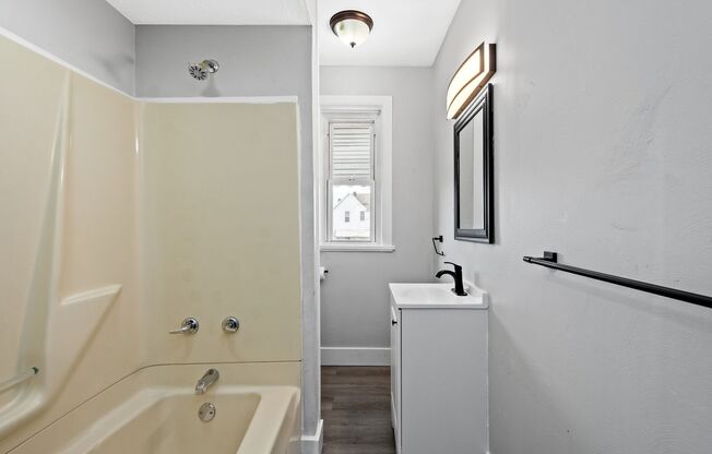 $150 OFF 1ST MONTH OF RENT THRU JULY 15! Cozy 2 bedroom home in Myer Park available June 15th!