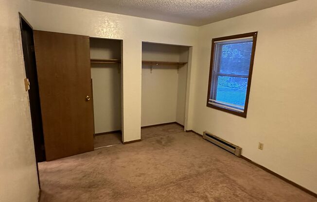 2 beds, 1 bath, $740, Unit 16-16