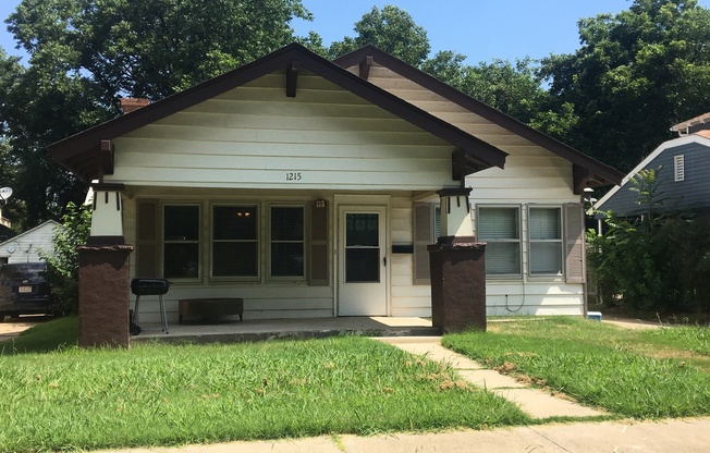 3 beds, 2 baths, $1,295