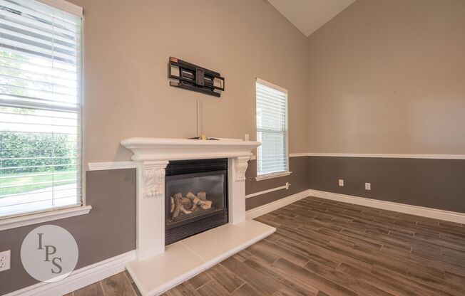 North West Fresno Modern/Updated Home, 3BR/2BA, Built 2004 - Lots of Amenities!