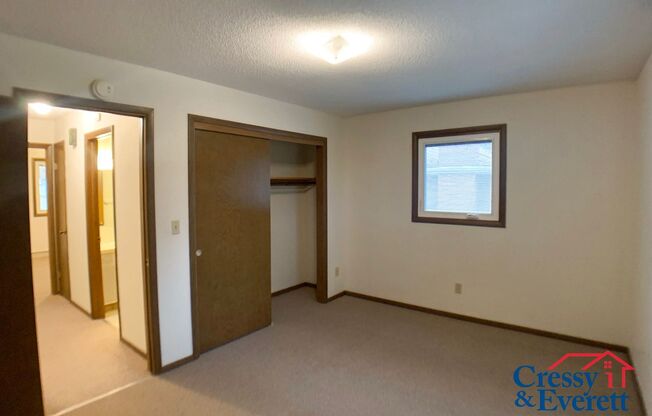 2 beds, 1 bath, $1,300