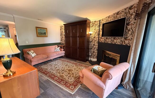 Beautiful Kirkland Top-Floor Unit Available!