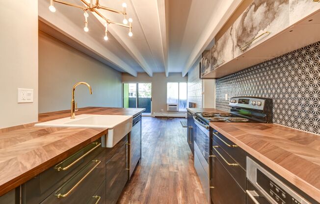 2 beds, 1 bath, 700 sqft, $1,895, Unit 403