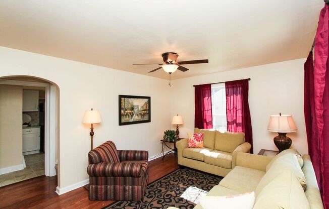 Spacious 3 bedroom 1.5 Bath Gem Available Great location!