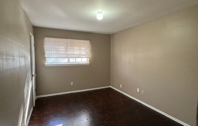 3 beds, 1.5 baths, $950